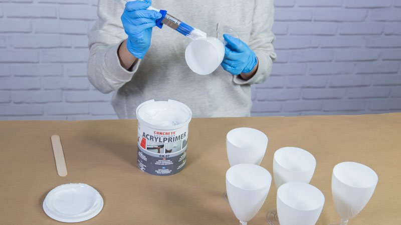Aplicación de la imprimación sobre las copas de plástico