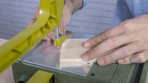 Sierra de marquetería cortando la madera