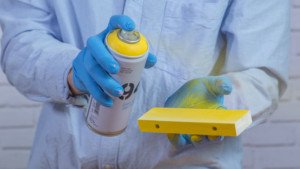Aplicación de la pintura en spray