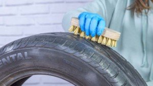 Cepillo limpiando la superficie del neumático