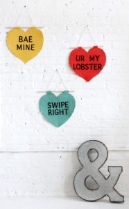 Corazones de tela con mensaje: ideas para San Valentín