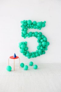 Número para cumpleaños hecho con globos