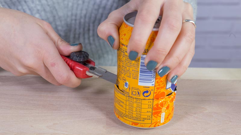 Cúter cortando latas para hacer pulseras 