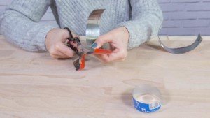 Cúter cortando latas para hacer pulseras