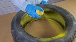 Cómo pintar neumáticos con pintura en spray