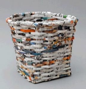 Cesta hecha con papel de periódico