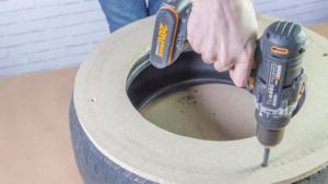Taladro creando los agujeros para ensamblar las piezas del baúl casero