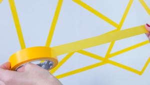 Cómo hacer un diseño geométrico en la pared con cintas de enmascarar