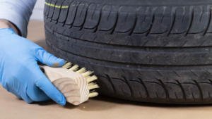 Limpieza del neumático con un cepillo