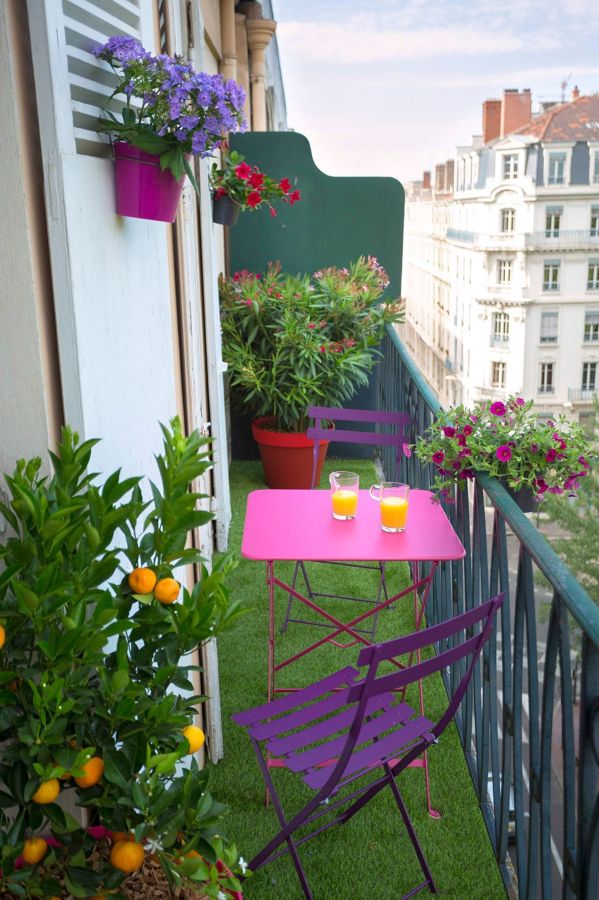 terraza pequeña decorada con césped artificial