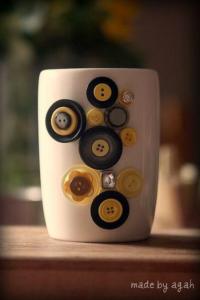 Cómo decorar una taza con botones