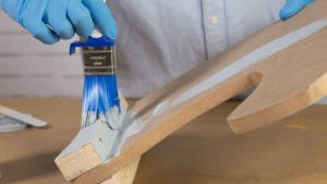 Paletina pintando las piezas de madera