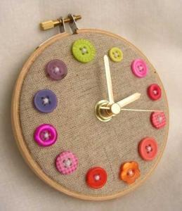 Cómo decorar un reloj con botones