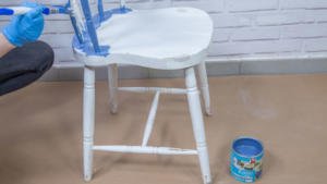 Restauración de una silla de madera con pintura para exterior