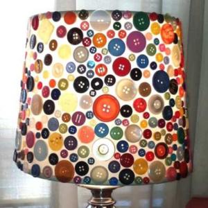 Cómo decorar la pantalla de una lámpara con botones