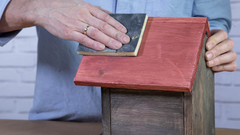 Lijado de la madera previo a la aplicación de una segunda capa de lasur