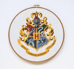 Emblema casa Harry Potter hecho en punto de cruz