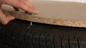 Fijación de la base de madera al neumático
