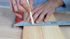 Lápiz marcando las piezas de la casa de madera