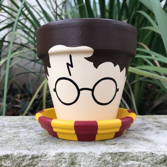 Maceta pintada con motivos de Harry Potter