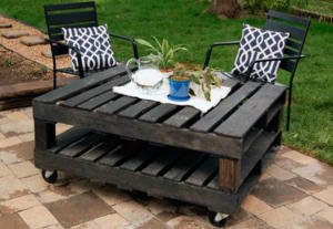 Mesa de jardín hecha con palés