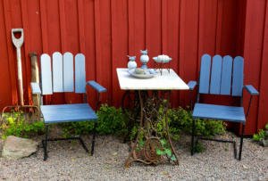 Muebles de jardín: sillas y mesa pintadas
