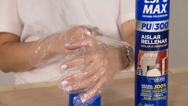 Usar espumas de poliuretano con guantes