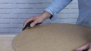 Lijado de las bases circulares de madera