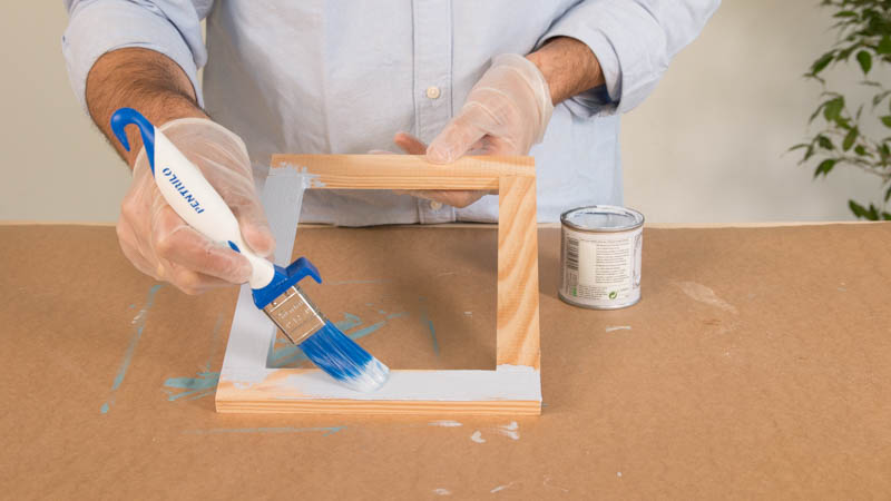 Aplicación de pintura en los marcos de madera