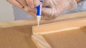 Aplicación de adhesivo instantáneo para pegar la madera