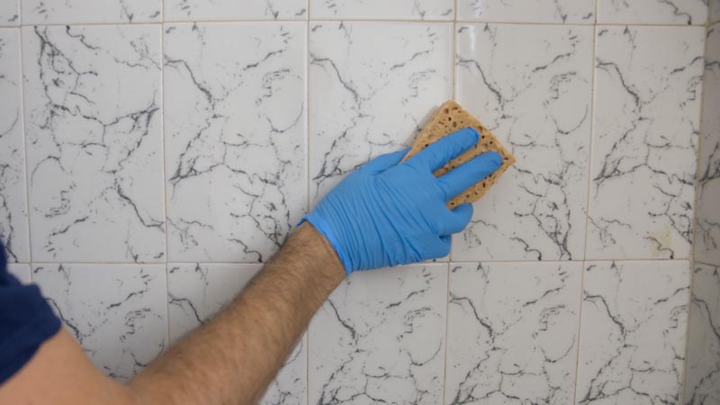 Limpieza de las paredes del baño antes de pintarlas