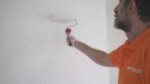 Pasadas de pintura con el rodillo en la pared