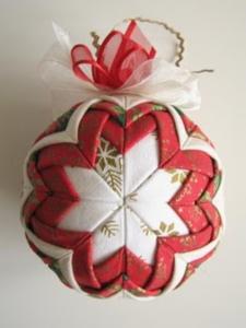 Bola de Navidad hecha con poliespán y tela