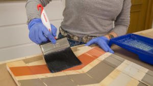Aplicación de barniz sobre los listones de madera