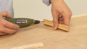 Hacer los agujeros para colocar las cuerdas para colgar el cartel de madera de cocina.