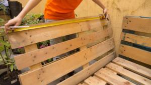 Medir palet de madera para sofá de palets