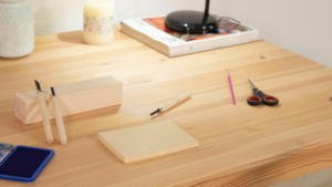 Cómo renovar una mesa de madera con manchas