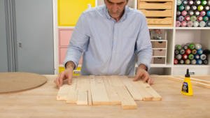 Ordenar los tablones de madera para la base del asiento.