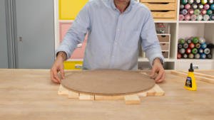 Ordenar los tablones de madera con el círculo de madera que será la base del asiento.