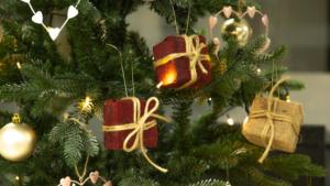 Adornos navideños originales: cómo hacer cajas de regalo para el árbol de Navidad