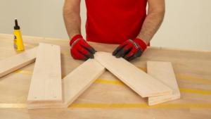 Pegar los listones de madera primero con cola blanca antes de atornillarlos.