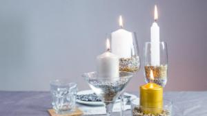 Centros de mesa DIY con copas y adornos metalizados