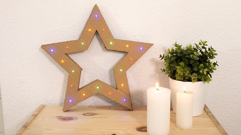 Cómo hacer una estrella de Navidad de cartón con luces.