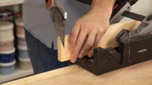 Cortar los bordes de las tablas de madera
