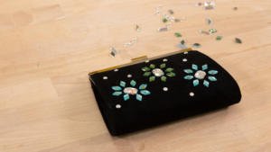 Cómo customizr un bolso de fiesta con piedras de colores