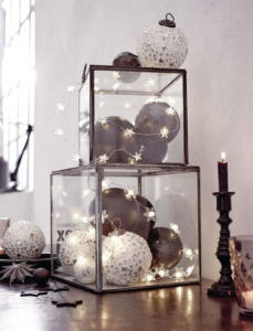 Caja con bolas y luces para decorar la casa en Navidad