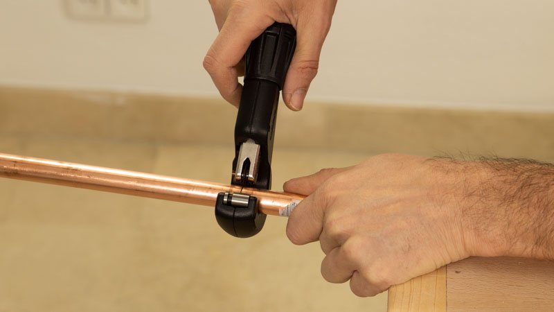 Cortar los tubos de cobre con cortatubos