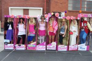 Disfraz grupal con las distintas profesiones de Barbie