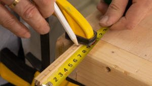 Medir el tamaño de los taquitos de madera para cortarlos.