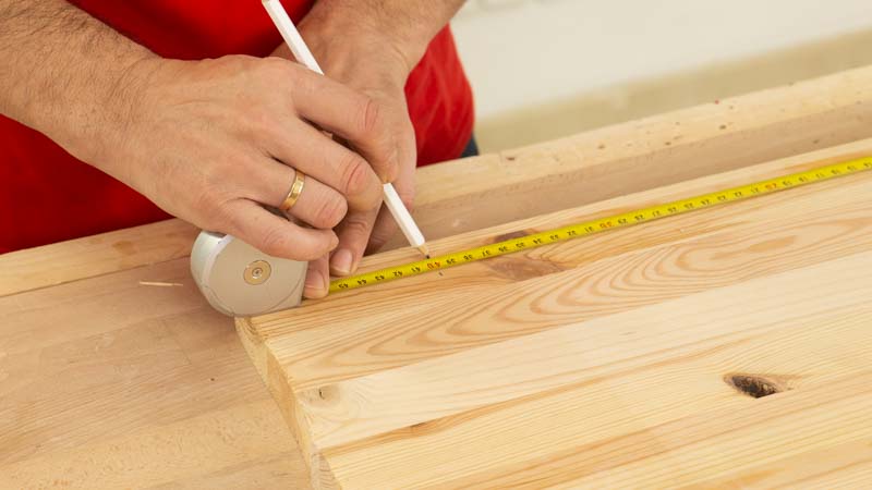 Medir las piezas de madera para el leñero